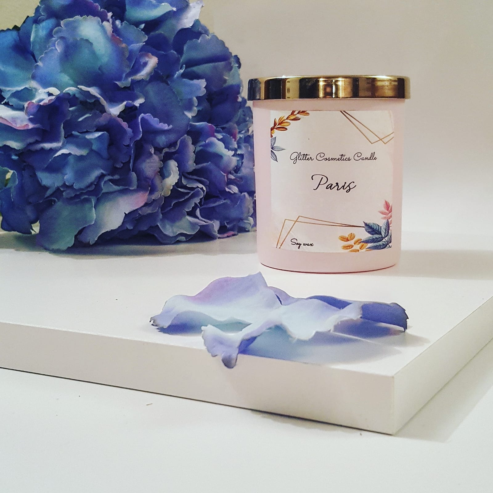 Paris di Glitter Cosmetics Candle. Un'esplosione floreale.