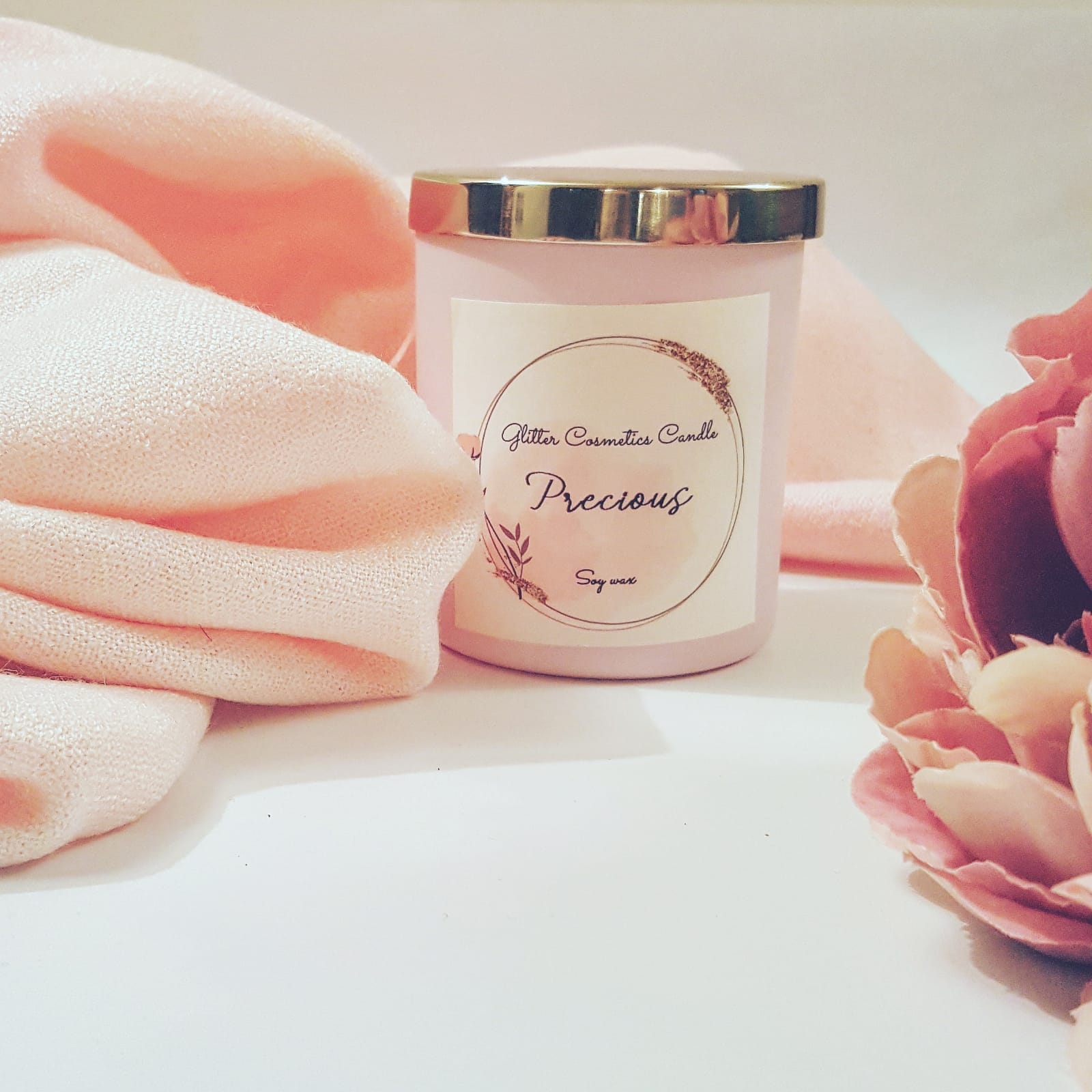 Precious, di Glitter Cosmetics Candle. Una fragranza raffinata e di classe