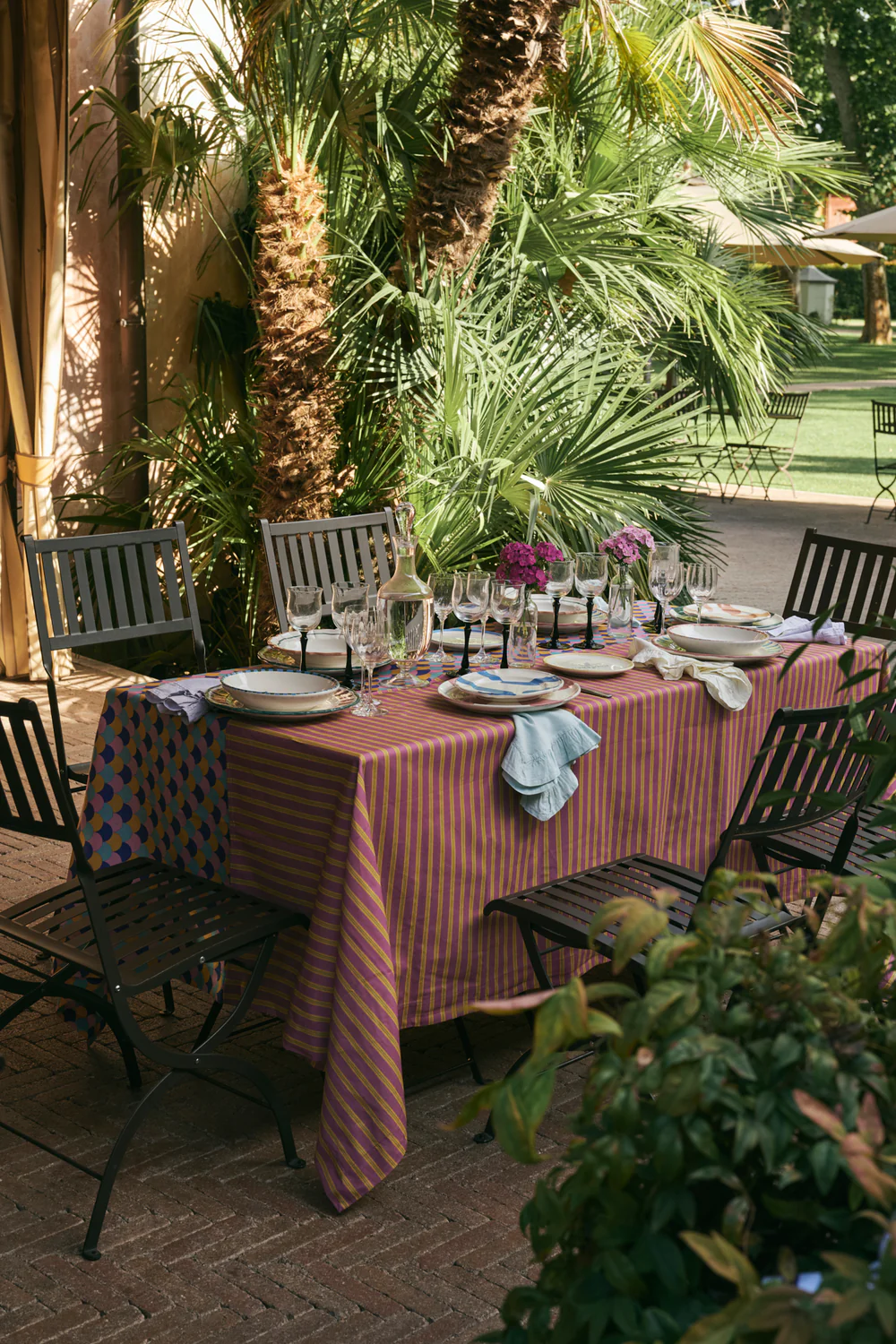 Le Fries, tavola in giardino, rosso